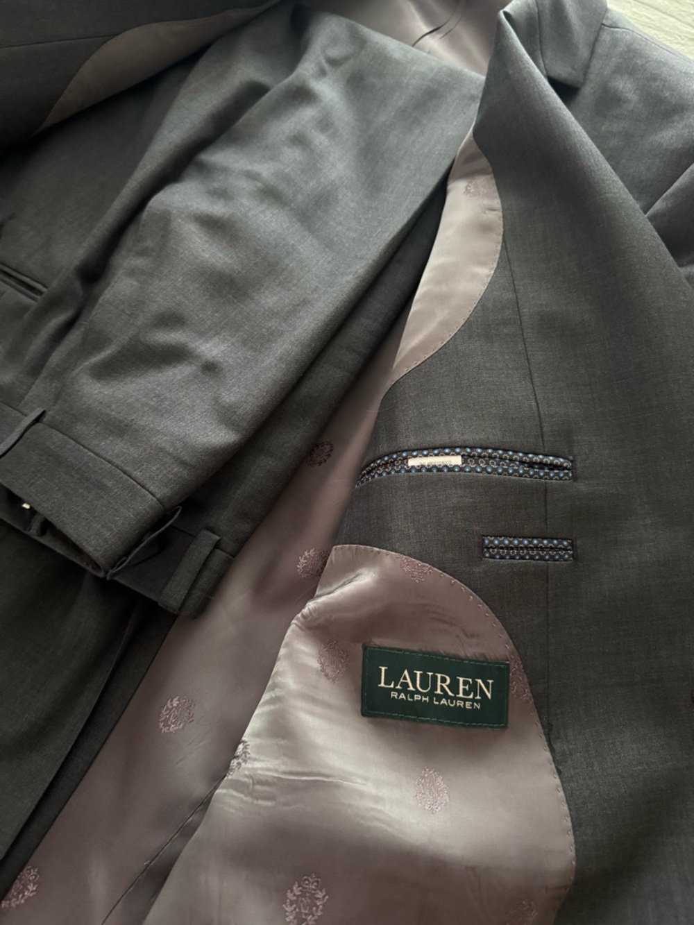 Lauren Ralph Lauren Gray Men's Two-Piece Suit Jacket. Size 46R - 36x31 stretch